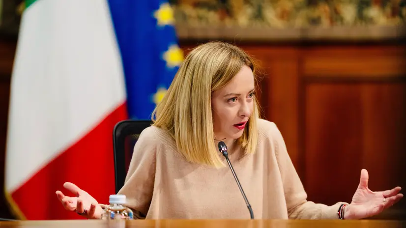 La presidente del Consiglio, Giorgia Meloni, con i vicepresidenti Antonio Tajani e Matteo Salvini (in videocollegamento), i ministri competenti (Giancarlo Giorgetti, Adolfo Urso, Tommaso Foti, Francesco Lollobrigida) e i sottosegretari Alfredo Mantovano e Giovanbattista Fazzolari, incontra le categorie economiche sulla questione dei dazi nella Sala Verde di Palazzo Chigi, Roma, 8 aprile 2025. Gli incontri sono iniziati con i rappresentanti di Confindustria (presente il presidente Emanuele Orsini), Ice (Matteo Zoppas) e Cnmi (Camera Nazionale Moda Italiana, rappresentata dal presidente Carlo Capasa). ANSA/FILIPPO ATTILI/US PALAZZO CHIGI +++ NPK +++ NO SALES, EDITORIAL USE ONLY +++