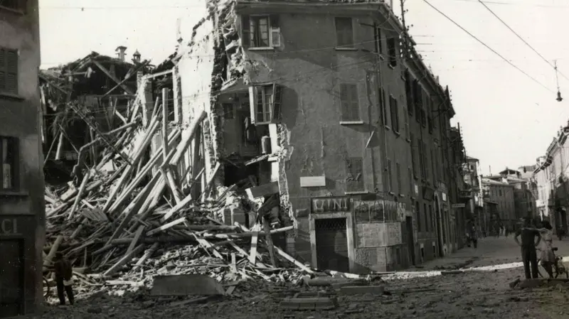 Uno scorcio di Corso Martiri della Libertà dopo i bombardamenti - © www.giornaledibrescia.it