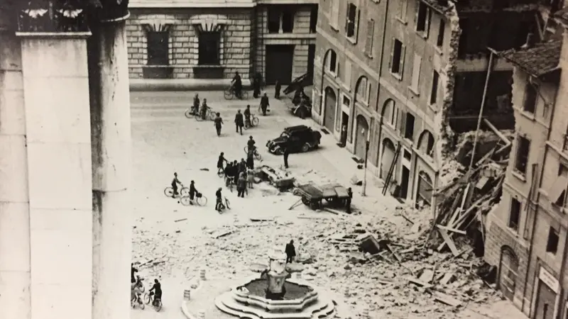 Piazza Duomo dopo il terribile bombardamento - Foto archivio centro studi Rsi