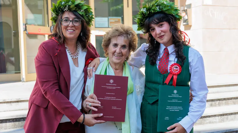 PISA, 11 LUGLIO 2025: Laurea madre e figlia nello stesso giorno, Marta Manzi (la figlia) si laurea in Disco al Polo Guidotti, Marica Rossi la madre. e nonna Cesarina a Pisa, il 11 luglio 2025 davanti al dipartimento di scienze del sapere (foto di Enrico Mattia Del Punta)