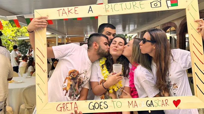 Greta Potieri insieme agli amici - © www.giornaledibrescia.it