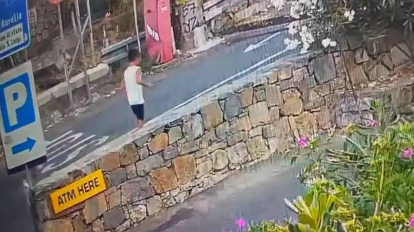 Un fermo immagine tratto da un video mostra Alain Bernard Ganao, il bimbo di 5 anni scomparso, mentre si allontana dal camping a Ventimiglia, 12 luglio 2025. ANSA (NPK)
