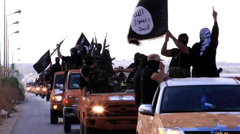 Una delle foto del lungo convoglio di pickup con a bordo uomini armati e incappucciati e bandiere nere dell'Isis, pubblicate da un sito jihadista, El Minbar, con il titolo "Dimostrazione dell'esercito dello Stato islamico nello stato di Barqa", nome arabo della Cirenaica, la regione orientale della Libia, Il Cairo, 17 Novembre 2014. ANSA/ WEB/ EL MINBAR ++ NO TV NO SALES EDITORIAL USE ONLY ++