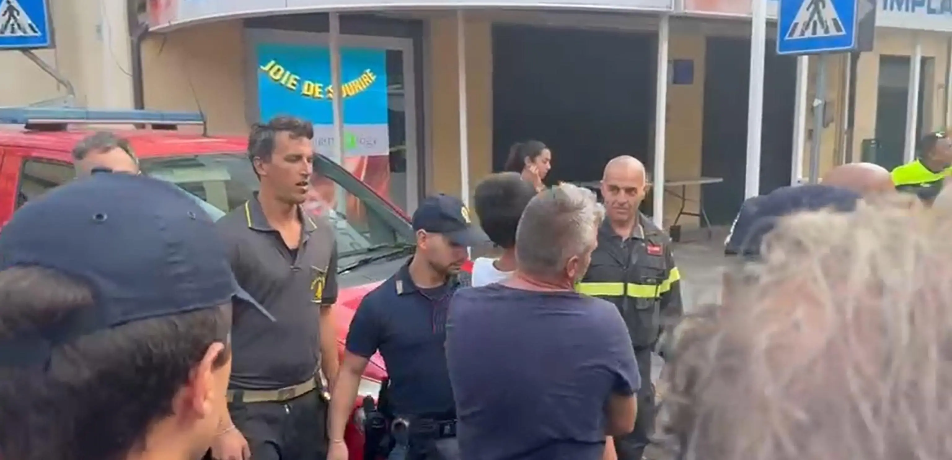 Allan Bernard Ganao, il bambino di 5 anni scomparso venerdì notte da un camping di Latte a Ventimiglia, in braccio a una delle persone che ha collaborato alle ricerche, 13 luglio 2025. ANSA