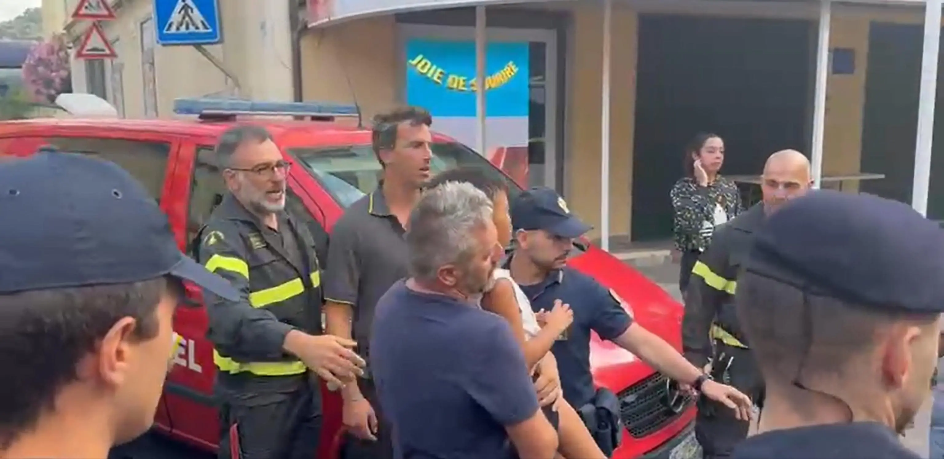 Allan Bernard Ganao, il bambino di 5 anni scomparso venerdì notte da un camping di Latte a Ventimiglia, in braccio a una delle persone che ha collaborato alle ricerche, 13 luglio 2025. ANSA