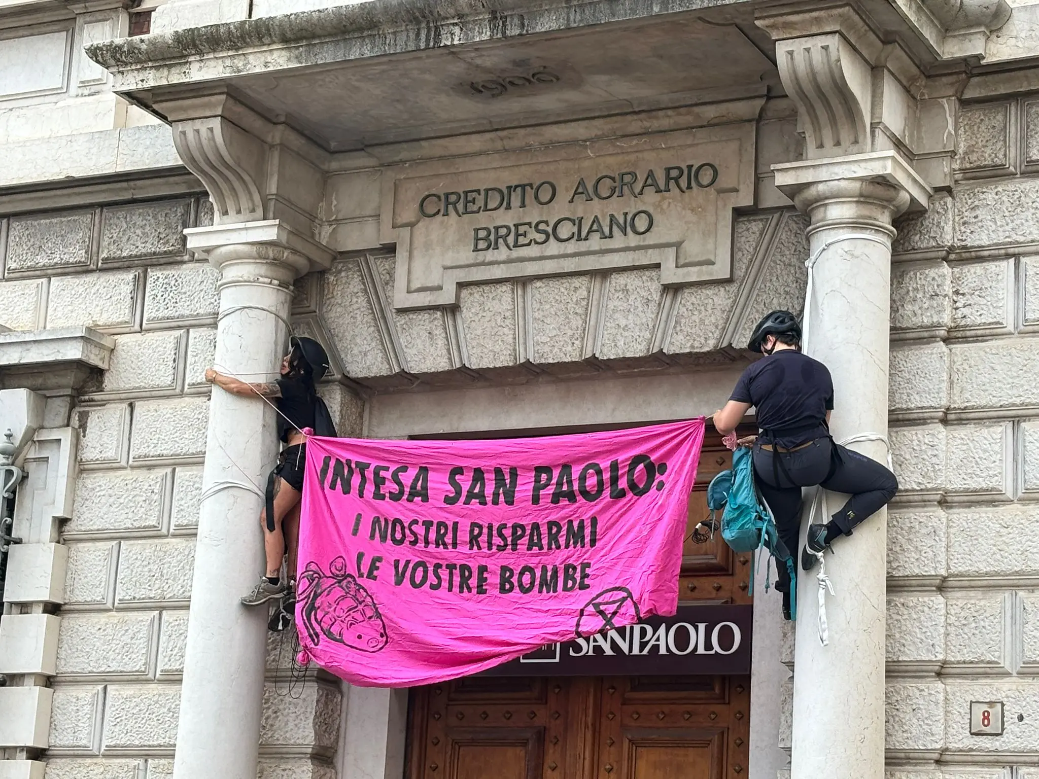 La manifestazione di Extintion Rebellion in piazza Duomo