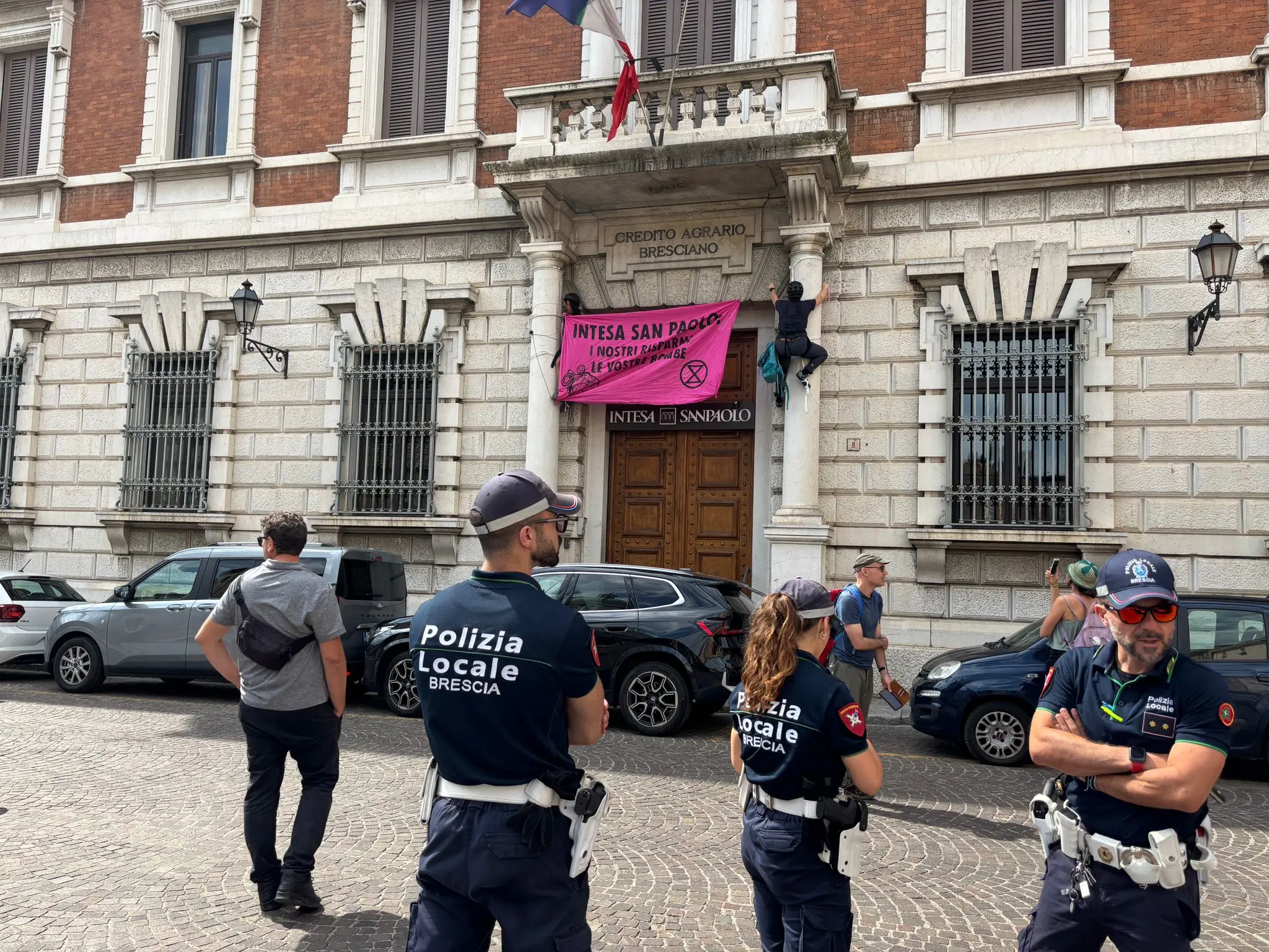 La manifestazione di Extintion Rebellion in piazza Duomo