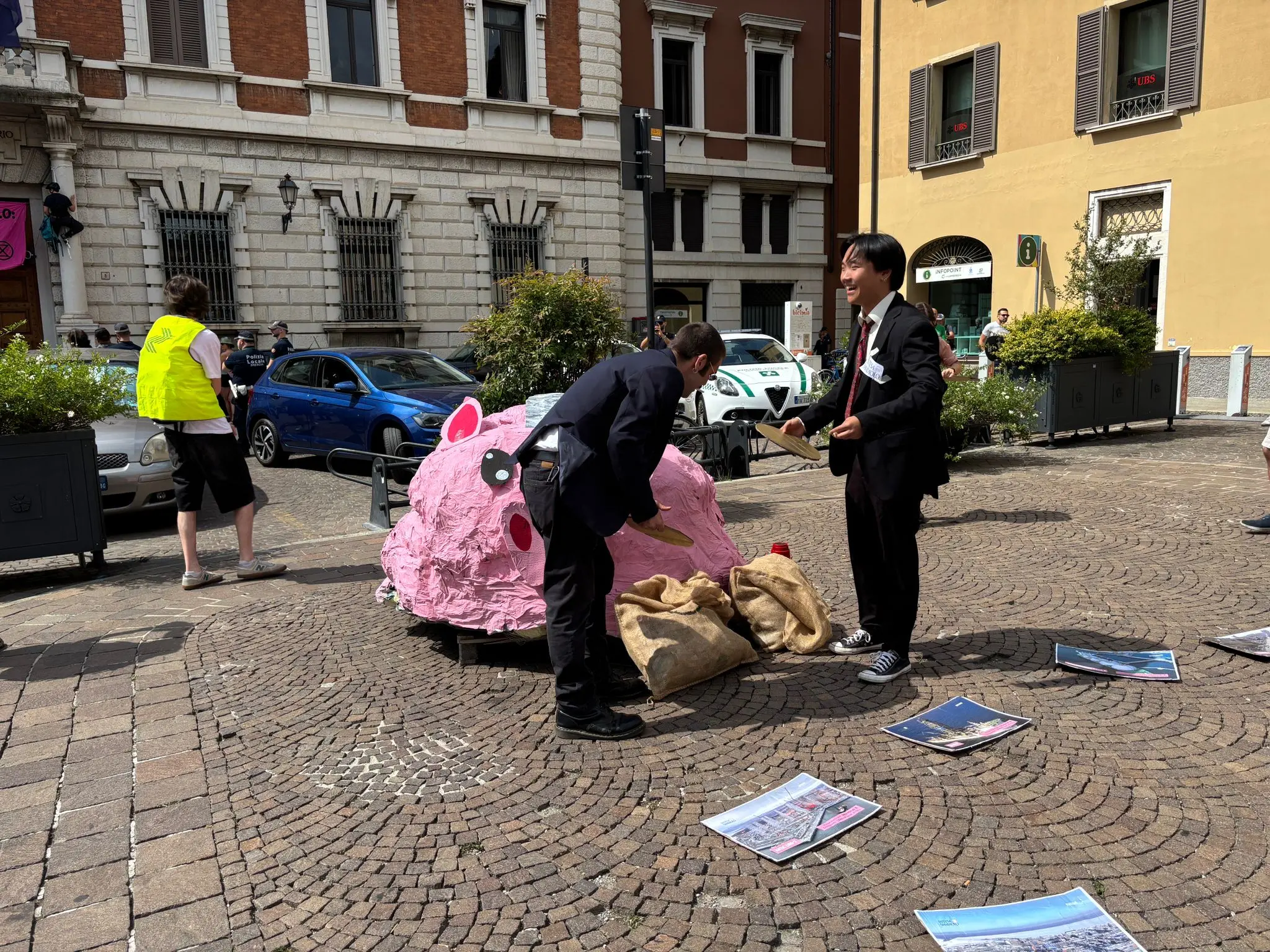 La manifestazione di Extintion Rebellion in piazza Duomo