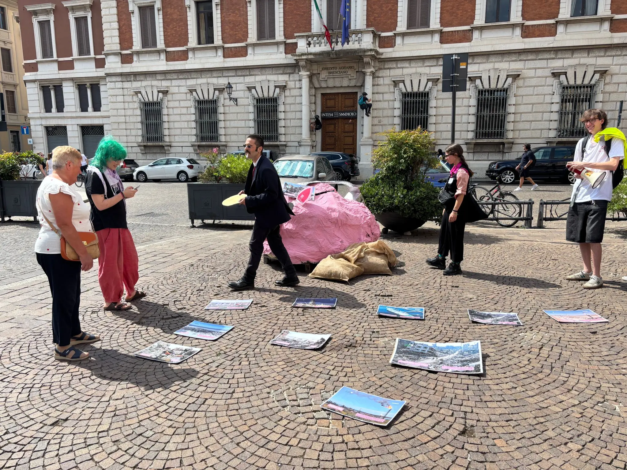 La manifestazione di Extintion Rebellion in piazza Duomo