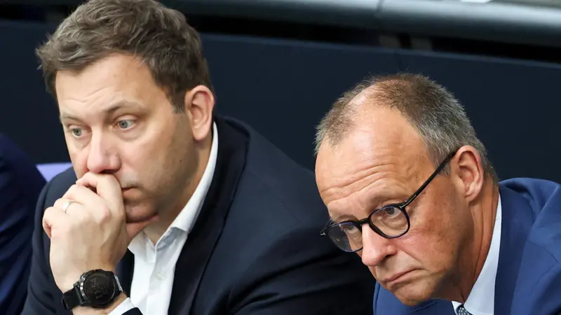 epa12231331 German Chancellor Friedrich Merz (R) and German Finance Minister Lars Klingbeil attend a plenary session of the German parliament 'Bundestag' in Berlin, Germany, 11 July 2025. EPA/FILIP SINGER
