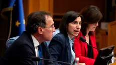 La segretaria del Partito Democratico (Pd) Elly Schlein con la capogruppo del Pd alla Camera Chiara Braga (D) ed il capogruppo del Pd al Senato Francesco Boccia (S) durante l’assemblea congiunta dei Gruppi parlamentari di Camera e Senato del Partito Democratico (Pd), sull'analisi del voto delle Elezioni Europee ed i dossier al vaglio del Parlamento, presso l’Auletta dei Gruppi parlamentari della Camera dei Deputati, Roma, 11 giugno 2024. ANSA/ANGELO CARCONI