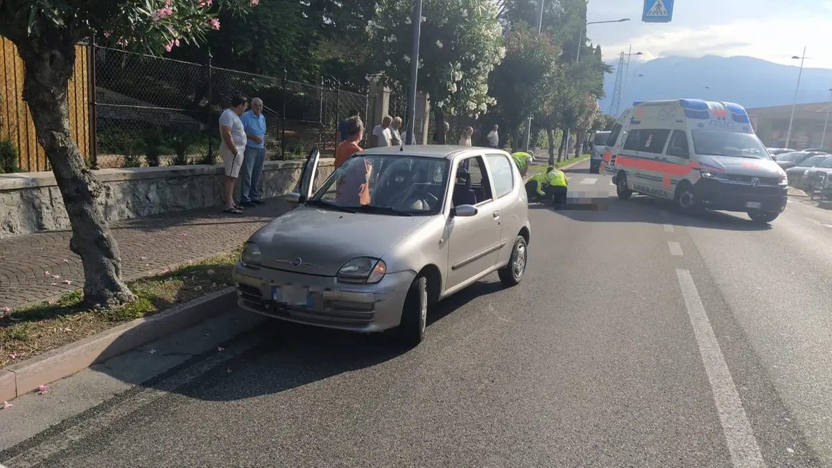 La Fiat 600 sulla Gardesana a Toscolano - © www.giornaledibrescia.it