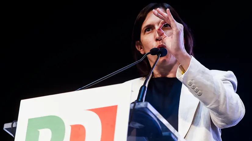 La segretaria del Partito Democratico (Pd) Elly Schlein durante la conferenza nazionale del Pd sulle Politiche industriali dal titolo "Le Rotte del Futuro. Re-industrializzare l’Italia e l’Europa”, presso gli Studios di via Tiburtina, Roma, 12 luglio 2025. ANSA/ANGELO CARCONI