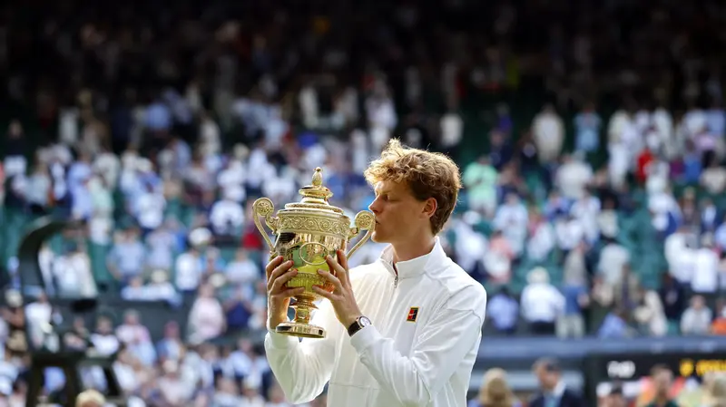 Jannik Sinner con la coppa di Wimbledon - Foto Ansa © www.giornaledibrescia.it