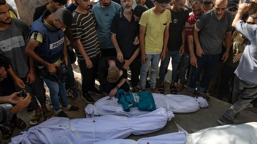 epa12206648 Relatives mourn over the body of late journalist Ismail Abu Hatab who was killed in an Israeli airstrike, at Al-Shifa Hospital in Gaza City, 30 June 2025. According to the Gaza Ministry of Health, 24 Palestinians were killed after the Israeli army targeted Al-Baqa Cafe located on the seafront of Gaza City. EPA/HAITHAM IMAD