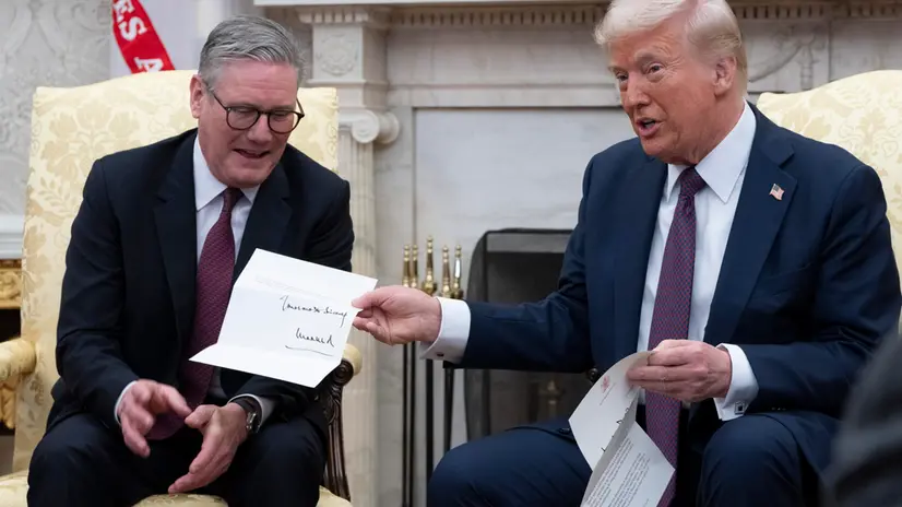 epa11928579 US President Donald J Trump (R) and British Prime Minister Keir Starmer show an invitation from Britain's King Charles inviting Trump to visit the United Kingdom, in the Oval Office of the White House in Washington, DC, USA, 27 February 2025. EPA/CHRIS KLEPONIS / POOL