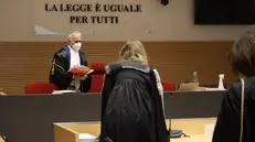il giudice Roberto Spano' con la mascherina, sentenza Felice Maniero per maltrattamenti alla compagna, tribunale durante il coronavirus, Brescia 4 giugno 2020. Ansa Filippo Venezia