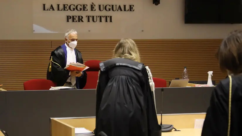 il giudice Roberto Spano' con la mascherina, sentenza Felice Maniero per maltrattamenti alla compagna, tribunale durante il coronavirus, Brescia 4 giugno 2020. Ansa Filippo Venezia