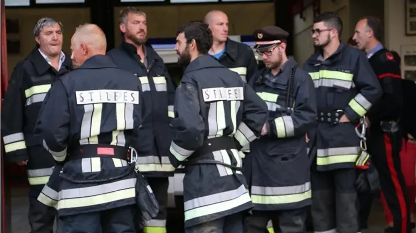 Disinnescati due ordigni bellici a Vipiteno, in Alto Adige. Pronti a intervenire: i vigili del fuoco volontari davanti alla sede di Vipiteno. ANSA/UFF STAMPA PROVINCIA AUTONOMA DI BOLZANO, CREDITS MAJA CLARA ++NO SALES, EDITORIAL USE ONLY++