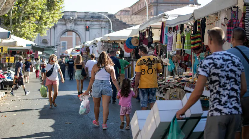 Gruppi di persone passeggiano lungo la via dove si tiene il mercato di Porta Portese. Roma 23 agosto 2020 ANSA/MASSIMO PERCOSSI