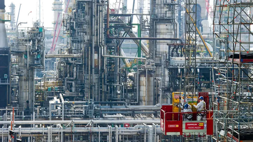epa03672648 (FILE) A file photo dated 18 April 2013 showing workers standing on an elevator on their way up a scaffolding at the crude oil processing plant of the PCK refinery in Schwedt, Germany. The German economy is likely to pickup speed in the coming months as it rebounds from a contraction at the end of last year, the central bank said on 22 April 2013. 'Taken together the quite good economic mood, the continued expansion of employment and the revival of investment demand for goods suggest that the upturn in the German economy is set to continue in the second quarter,' the bank wrote in its April report. But the Bundesbank conditioned its forecast on the impact on industrial production of this year's protracted winter weather. EPA/PATRICK PLEUL