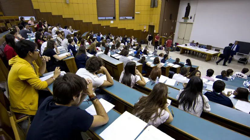 Studenti in aula prima di un test di ammissione universitaria in una foto d'archivio. ANSA / MASSIMO PERCOSSI (generica)