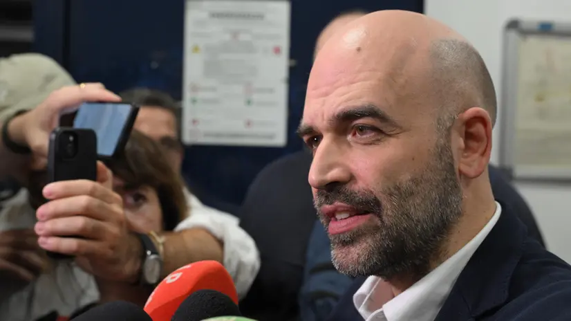 Roberto Saviano es e dall'aula del tribunale di Roma al termine di una udienza, dove ha deposto il ministro dei Trasporti e Infrastrutture, Matteo Salvini, che vede imputato lo scrittore per diffamazione ai danni di Matteo Salvini, all'ora ministro dell'Interno, dopo alcuni post pubblicati nel 2018, Roma 25 giugno 2025. ANSA/MAURIZIO BRAMBATTI