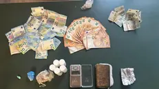 Dorga e materiale sequestrati dalla Polizia - © www.giornaledibrescia.it