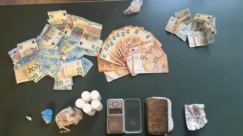 Dorga e materiale sequestrati dalla Polizia - © www.giornaledibrescia.it