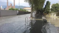 Allagamenti a Bassano del Grappa, 31 luglio 2019. Bombe d'acqua e colate di fango e sassi hanno colpito oggi, con un nuovo forte episodio di maltempo, la provincia di Vicenza. Nell'arco di due ore, tra le 13 e le 15, violenti temporali hanno spazzato l'intera provincia berica, con grandinate che hanno interessato il bassanese e altri paesi della fascia pedemontana. ANSA/FILIPPO MENGOTTI