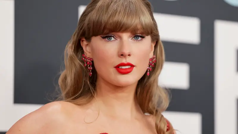 epa11871378 US singer-songwriter Taylor Swift on the red carpet for the 67th annual Grammy Awards ceremony at Crypto.com Arena in Los Angeles, California, USA, 02 February 2025. EPA/ALLISON DINNER