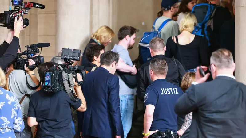 epa12237072 Journalists enter the courtroom prior to the beginning of the trial of palliative care physician Johannes M. at the Moabit Criminal Court in Berlin, Germany, 14 July 2025. The palliative care physician Johannes M. is suspected of intentionally killing fourteen patients during home visits between September 2021 and July 2024, according to the Berlin Public Prosecutor's Office. A special unit within the homicide division of the Berlin State Criminal Police Office, in cooperation with the Berlin Public Prosecutor's Office, is handling the investigation. EPA/HANNIBAL HANSCHKE