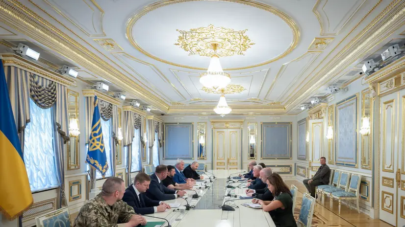 epa12237481 A handout picture made available by the Presidential Press Service of Ukraine shows Ukrainian President Volodymyr Zelensky (4-L) and US Special Envoy for Ukraine, General Keith Kellogg (3-R), attending meeting in Kyiv, Ukraine, 14 July 2025. Kellogg arrived in Ukraine to meet with senior Ukrainian officials amid the ongoing Russian invasion. EPA/PRESIDENTIAL PRESS SERVICE OF UKRAINE / HANDOUT HANDOUT EDITORIAL USE ONLY/NO SALES