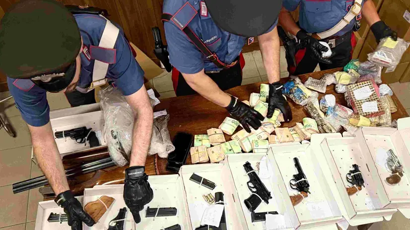 I Carabinieri della Compagnia di Roma San Pietro, coordinati dalla Procura delle Repubblica di Roma hanno arrestato due persone, madre e figlio, entrambi romani, rispettivamente di 71 e 33 anni, indiziati dei reati di detenzione ai fini di spaccio di sostanza stupefacente, detenzione illegale di armi comuni da sparo, di armi clandestine e ricettazione, 21 giugno 2025. ANSA/US CARABINIERI +++ ANSA PROVIDES ACCESS TO THIS HANDOUT PHOTO TO BE USED SOLELY TO ILLUSTRATE NEWS REPORTING OR COMMENTARY ON THE FACTS OR EVENTS DEPICTED IN THIS IMAGE; NO ARCHIVING; NO LICENSING +++ NPK