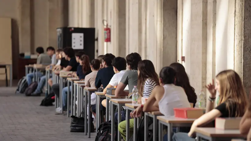 Gli studenti del liceo Visconti di Roma durante la prima prova scritta dell'esame di Maturità, 18 giugno 2025. ANSA/ MASSIMO PERCOSSI
