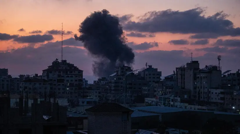 epa12214141 Smoke rises following an Israeli strike amid Israel's ongoing campaign in the Gaza Strip in the west of Gaza City, 03 July 2025. EPA/MOHAMMED SABER