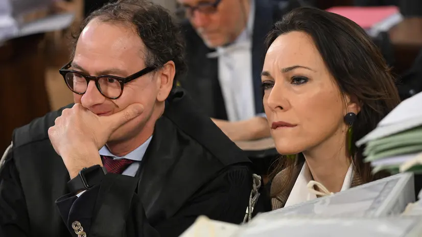 I pm Luigi Luzi (s) e Marina Gravina ascoltano il presidente del collegio, Giuseppe Cernuto durante l'udienza sul caso Visibilia, nel quale è imputata anche la ministra del Turismo Daniela Santanché, Milano, 15 aprile 2025. I capi di imputazione con cui la Procura di Milano contesta a Daniela Santanchè e ai suoi coimputati le false comunicazioni sociali per il caso Visibilia e alla società le carenze nel modello organizzativo va riscritto. ANSA/DANIEL DAL ZENNARO