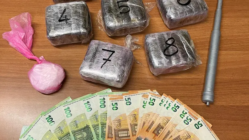 Droga, contanti e il manganello sequestrati dalla Polizia stradale