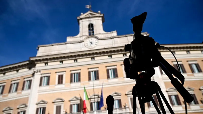 La facciata di Palazzo Montecitorio durante le consultazioni del presidente incaricato Roberto Fico, Roma, 01 febbraio 2021. ANSA/RICCARDO ANTIMIANI