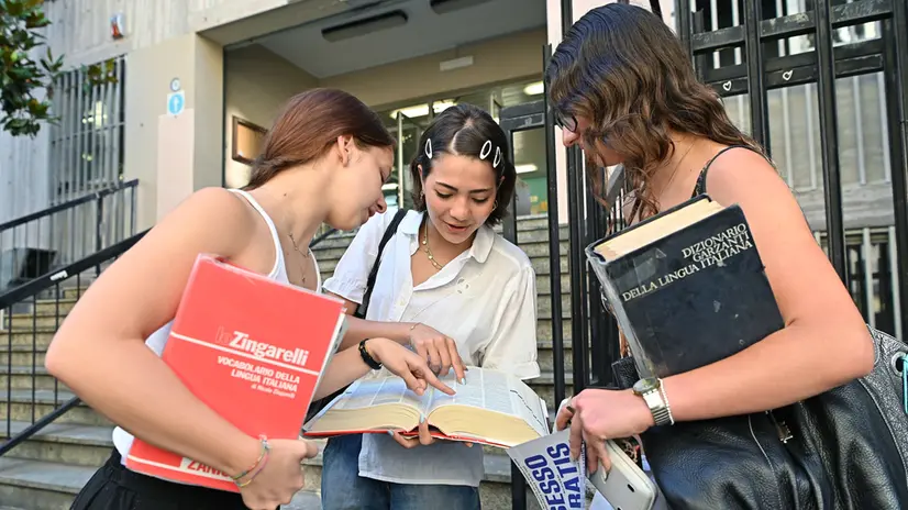 Gli studenti del liceo Piero Gobetti affrontano la prima prova degli esami di maturità, Torino , 18 giugno 2025 ANSA/ALESSANDRO DI MARCO