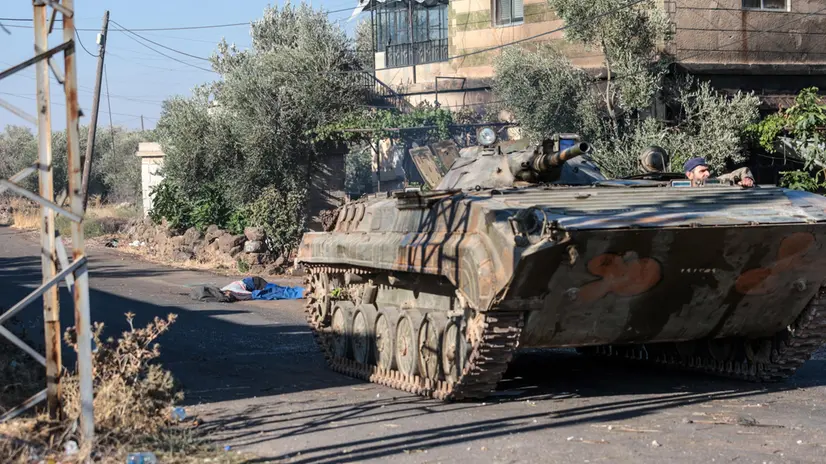 epa12238025 A dead body lies next to a tank following clashes between Bedouin tribes and local fighters in the Druze-majority city of Sweida (Suwayda), southern Syria, 14 July 2025. According to the Syrian Observatory for Human Rights, dozens were killed in the clashes, including Syrian Caretaker Government forces. EPA/MOHAMMED AL RIFAI