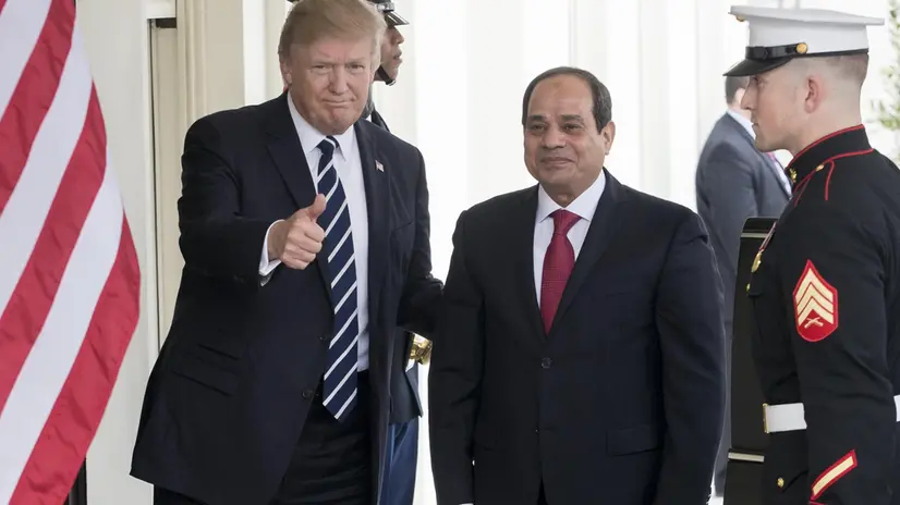 epa05886304 US President Donald J. Trump (L) gestures while greeting President of Egypt Abdel Fattah Al Sisi (2-R) at the entrance to the West Wing of the White House, in Washington, DC, USA, 03 April 2017. EPA/MICHAEL REYNOLDS
