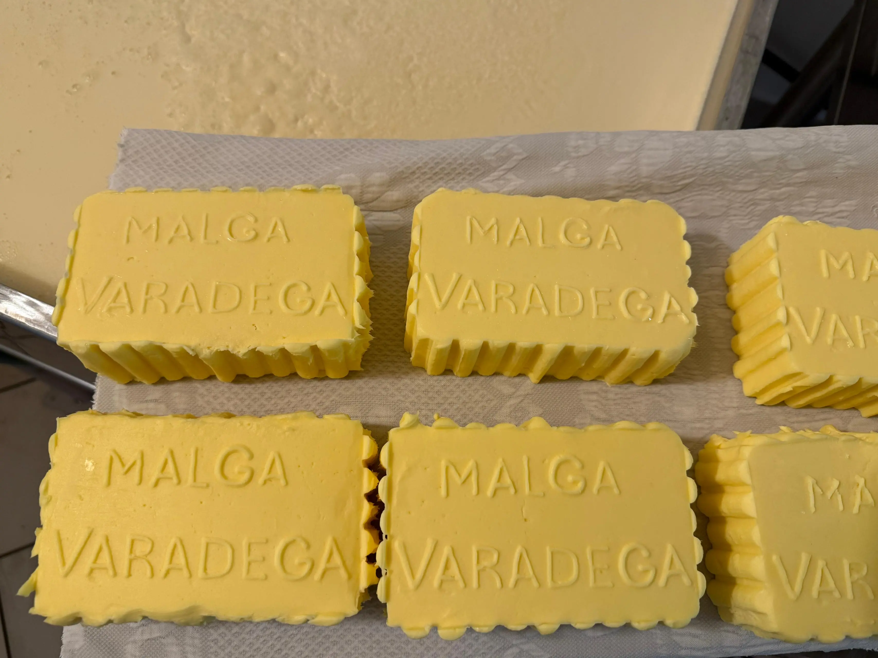 La produzione di burro e formaggi a Malga Varadega