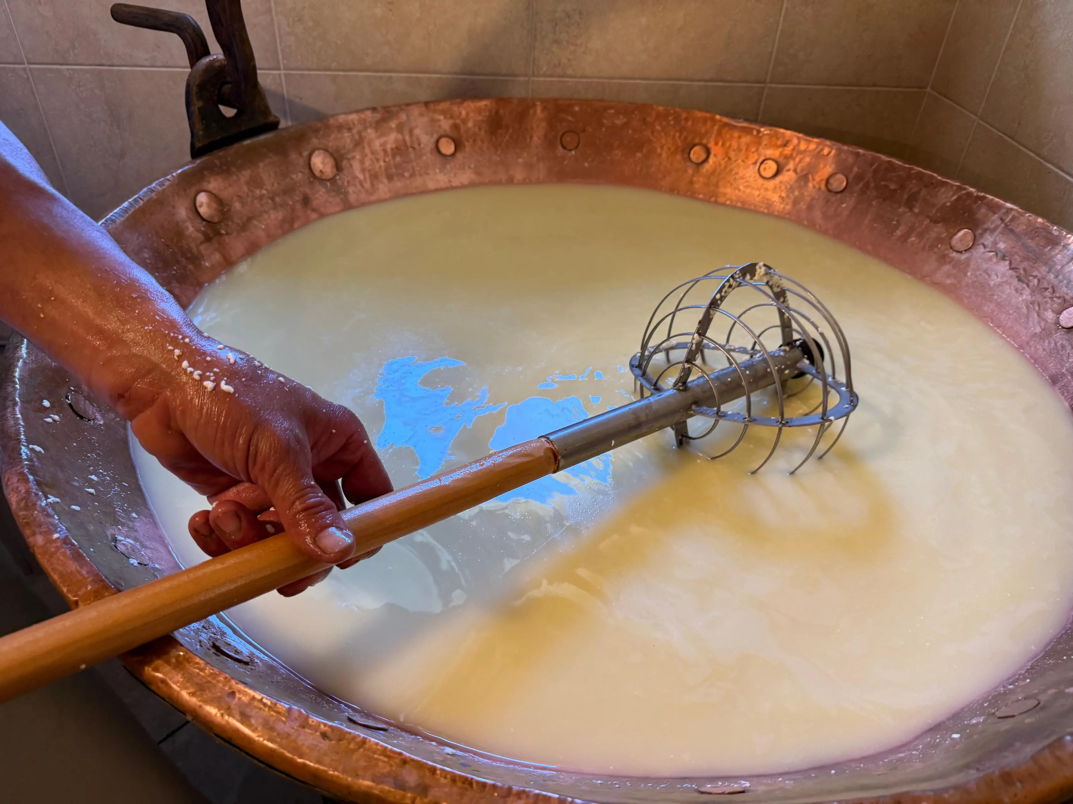 La produzione di burro e formaggi a Malga Varadega