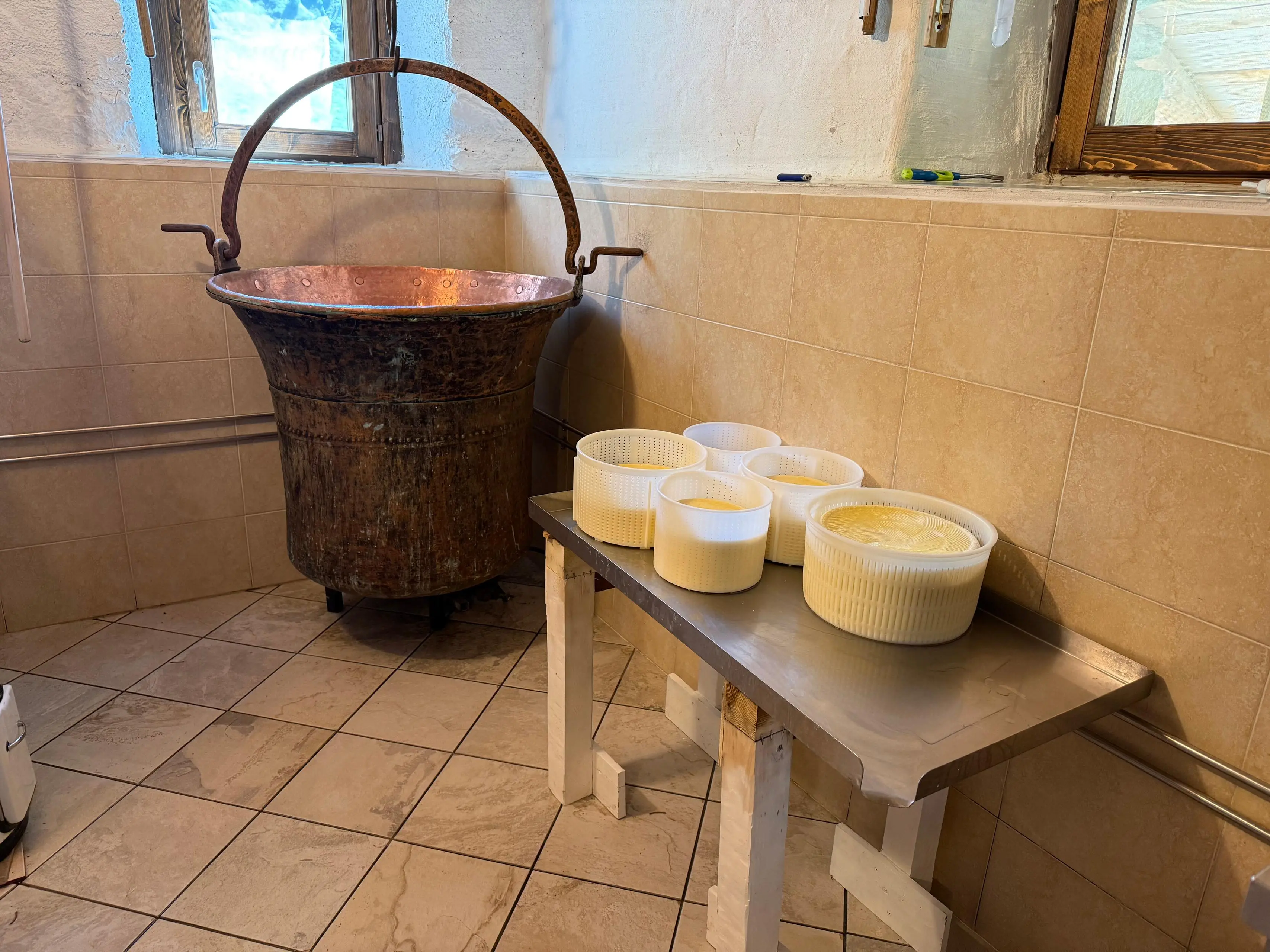 La produzione di burro e formaggi a Malga Varadega