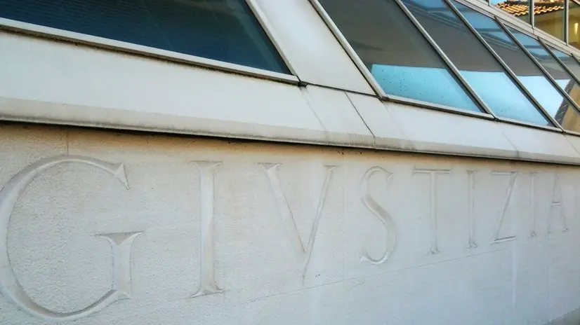 PESARO, 22 FEB - La scritta Giustizia nelle mura del tribunale di Pesaro dove si svolge il processo per l'aggressione di Lucia Annibali, l'avvocatessa sfigurata con l'acido.