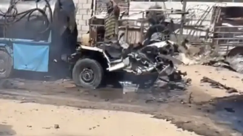 Quel che resta della cisterna d'acqua dopo il raid