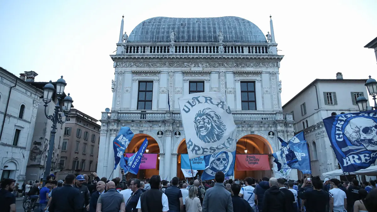 I tifosi del Brescia in piazza Loggia - © www.giornaledibrescia.it