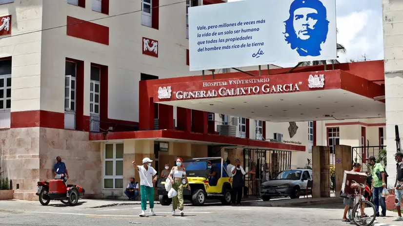 epa09422080 An exterior view of the General Calixto Garcia University Hospital, in Havana, Cuba, 19 August 2021 (issued 20 August 2021). Cuba faces the current outbreak of the pandemic, reflected in an average of 8,000 cases and 70 deaths a day, with a lack of oxygen, medicines and doctors, overcrowded hospitals and collapsed funeral services. The Caribbean country, of 11.2 million people, has the highest incidence rate of the disease in the Americas and one of the highest in the world with 1,173 infections per 100,000 inhabitants in the last 15 days, according to the Ministry of Health Public (Minsap). EPA/Ernesto Mastrascusa