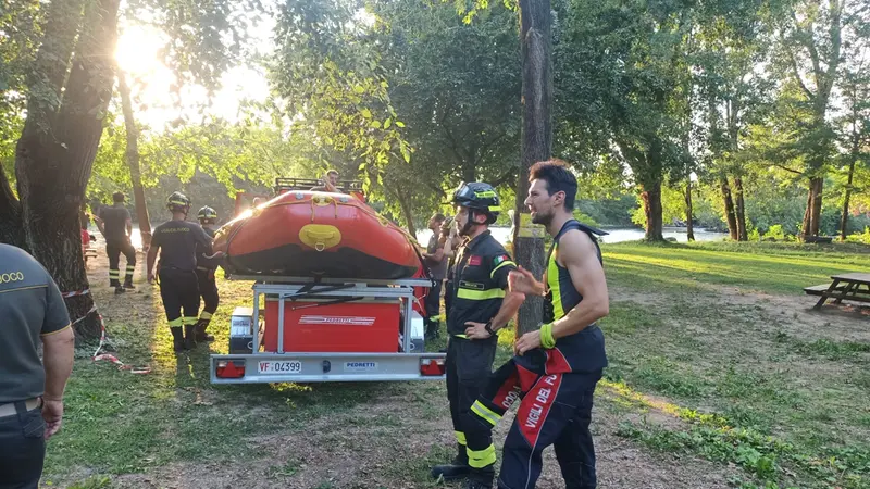 I Vigili del fuoco impegnati nelle ricerche a Urago d'Oglio